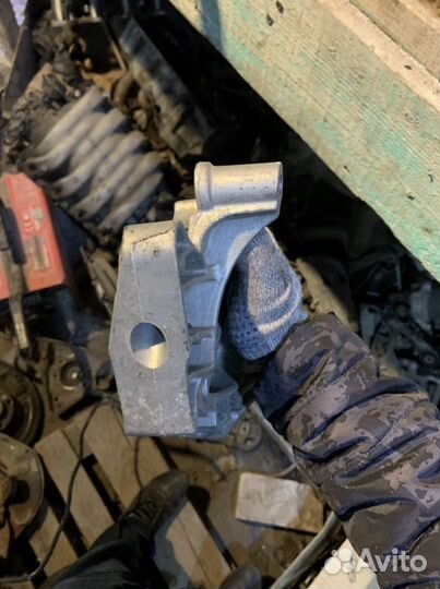 Кронштейн двигателя Ауди A3 8p правый