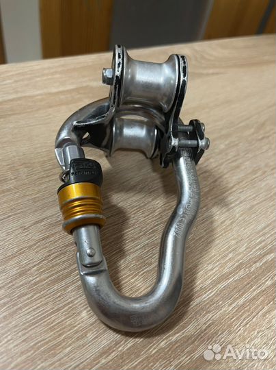 Карабин с роликом