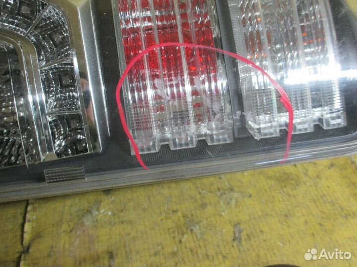 Фонарь правый Toyota Voxy ZRR70G