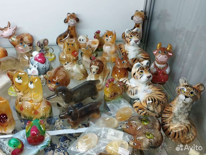 Фигурки из селенита Коты коровы мыши