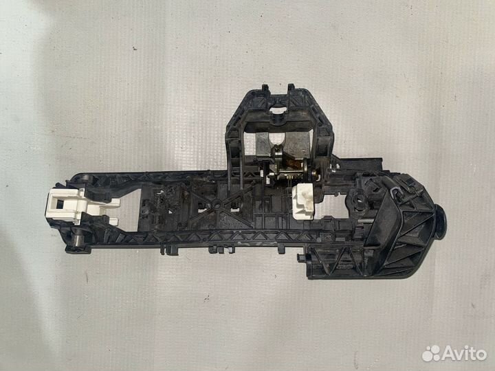 Mercedes W204 07- Кронштеин ручки задний левый 472