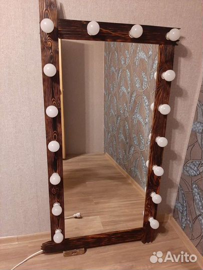 Гримерное зеркало с лампочками