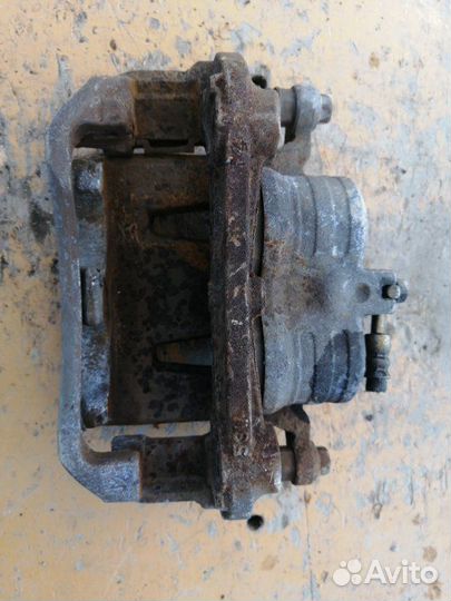 Суппорт передний правый Nissan Serena C25 MR20