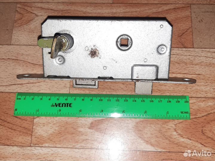 Замок дверной накладной