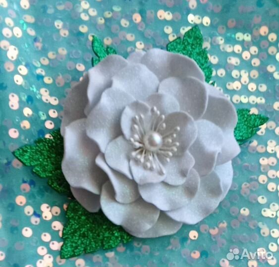 Брошь с цветком