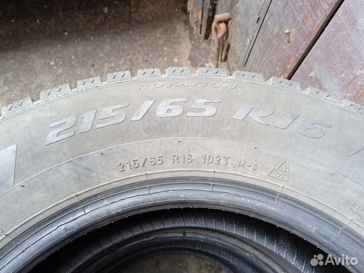 Pirelli Ice Zero 215/65 R16