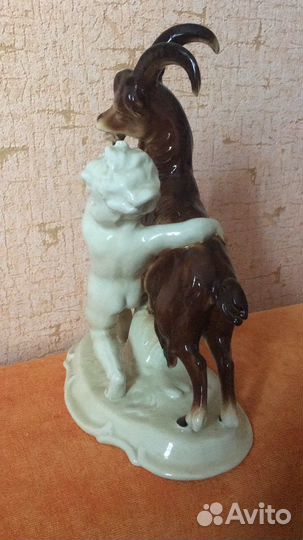 Фарфоровая статуэтка мальчик с козликом