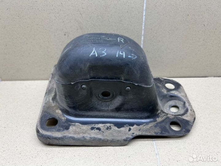 Кронштейн правый Audi A3 8V czca 2014