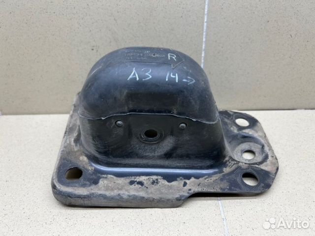 Кронштейн правый Audi A3 8V czca 2014