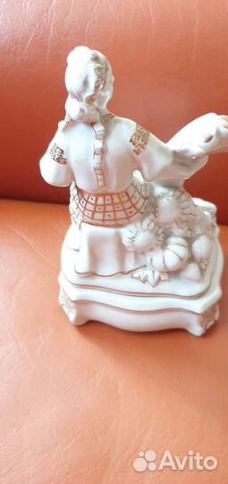 Статуэтка фарфор
