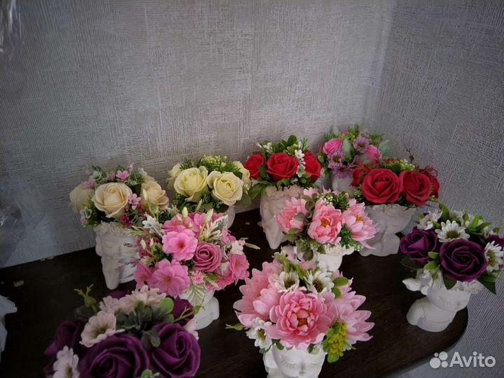 Гипсовые фигуры с цветами