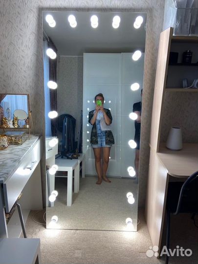 Гримерное зеркало с лампочками