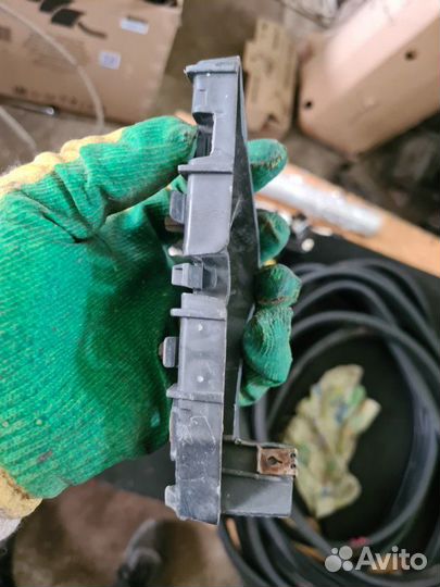 Крепление бампера переднее правое Renault Fluence