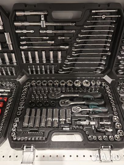 Набор инструментов в чемодане