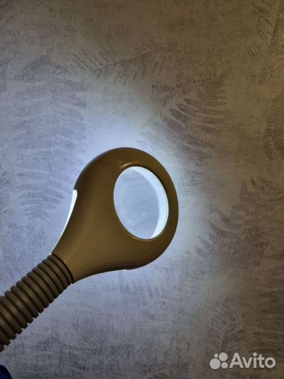 Косметологическая лампа с лупой