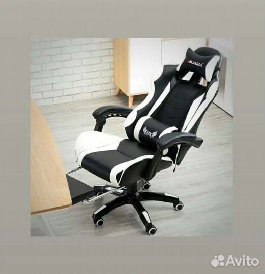 Компьютерное кресло с подножкой