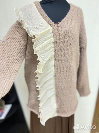 Свитер с воланом