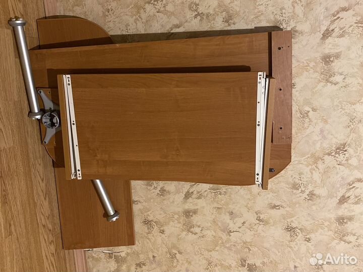 Компьютерный стол с полкой и шкафом с полками