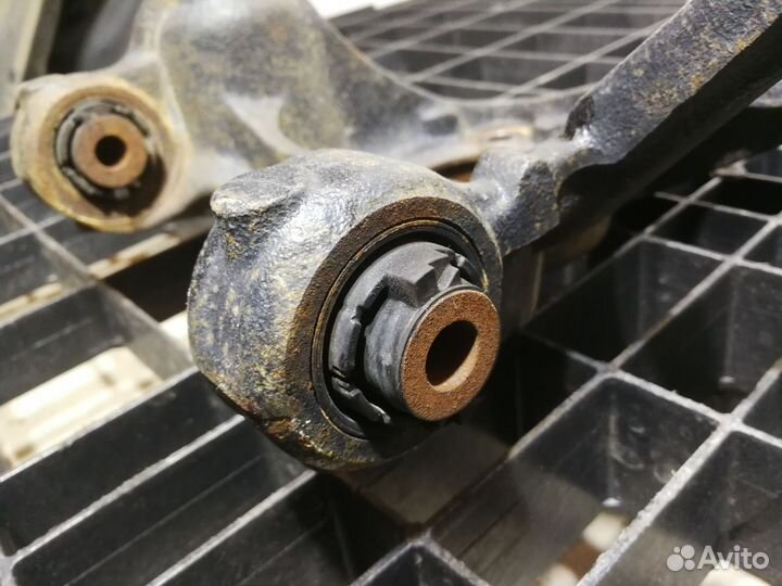 Кулак задний Правый Mazda 3 BM BN