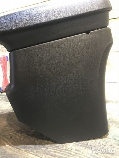 Подлокотник центральный Mitsubishi Outlander 3