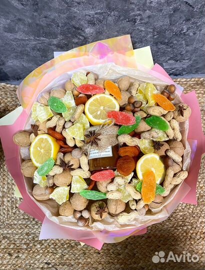 Букет из орехов и сухофруктов