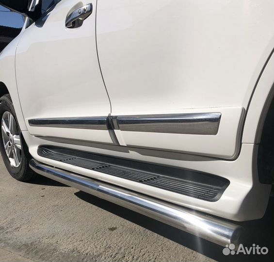 Защита штатных порогов на Land Cruiser 200