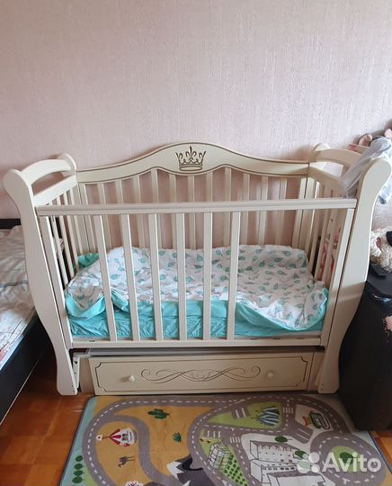 Детская кроватка с маятником и комодом