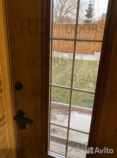 Входная дерь с окном с терморазрывом для улицы