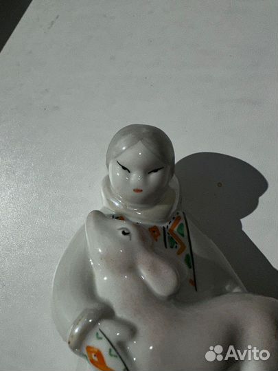 Фарфоровая статуэтка якутка С оленем