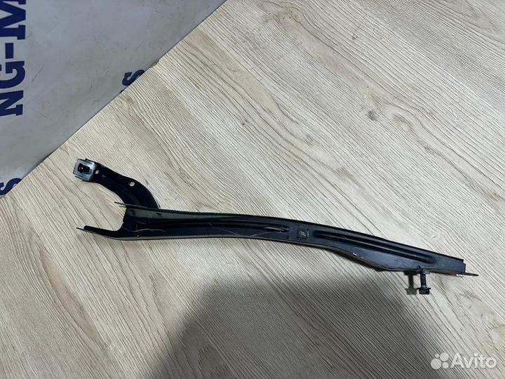 Планка замка капота Toyota Crown JZS150