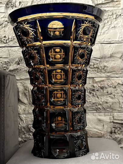 Ваза для цветов из цветного хрусталя