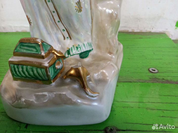Фарфоровая статуэтка