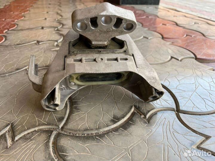 Подушка двигателя правая на chevrolet cruze 1.8