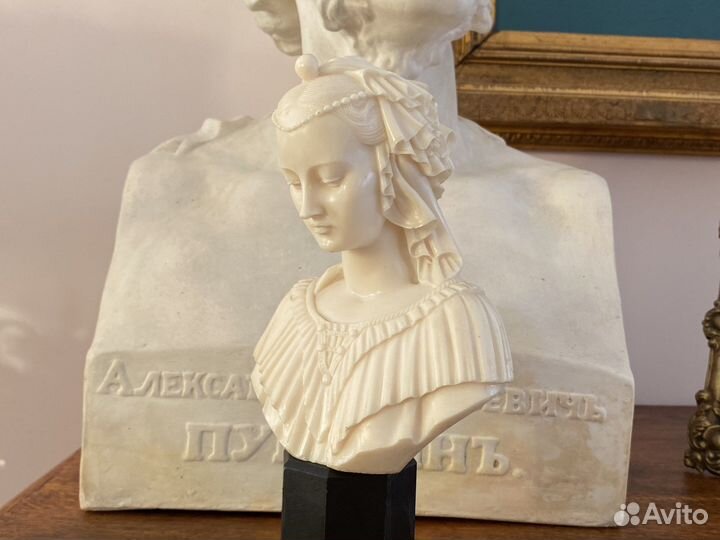 Бюст молодой девушки в кружевном головном уборе