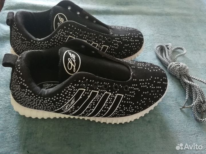 Кроссовки женские