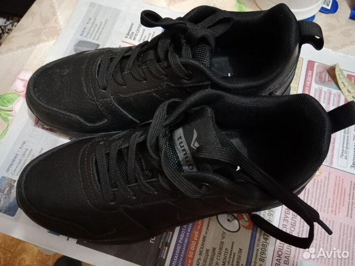 Кроссовки женские