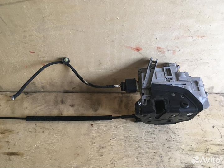 Замок двери задний правый Volkswagen Passat b6