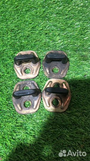 Петли дверные Nissan Almera n16