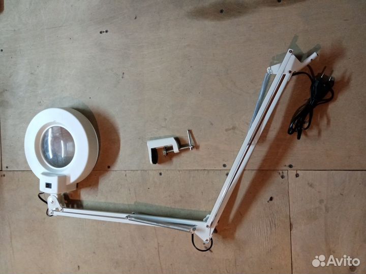 Лампа лупа на струбцине