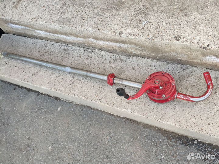 Ручной насос для бочки с маслом