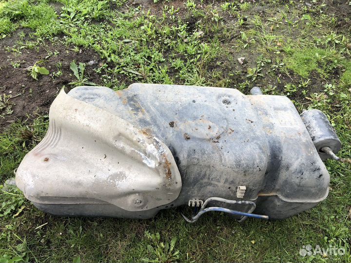 Топливный бак с насосом
