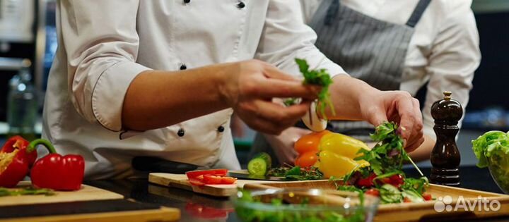 Повар холодного цеха в столовую