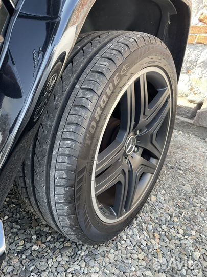 Accelera 651 295/40 R21