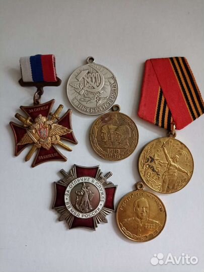 Значки, серьги, медали