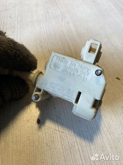 Активатор замка крышки бензобака Volkswagen Golf 5