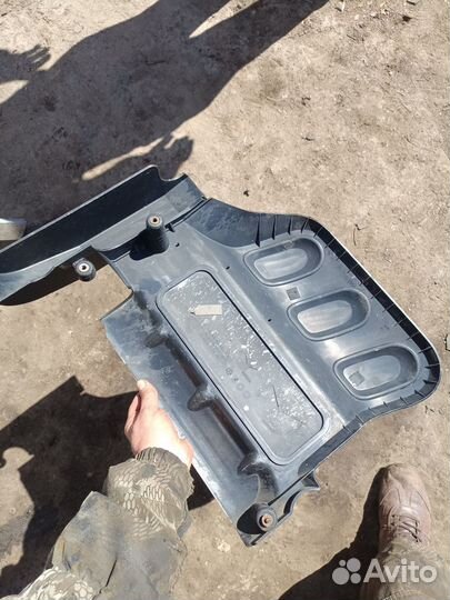 Крышка двигателя Mazda Mpv