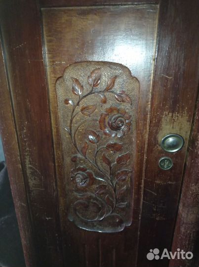 Шкаф платяной старинный с зеркалом