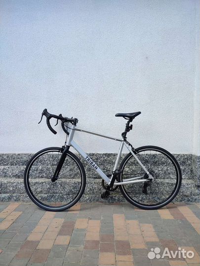 Рама велосипеда с запчастями