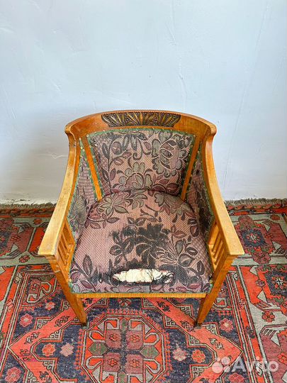 Антикварное кресло