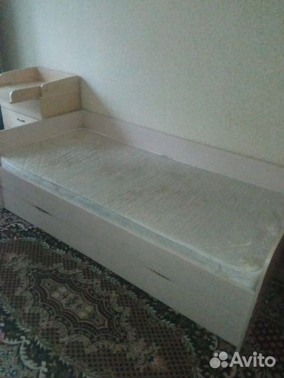 Детская кровать с матрасом и комодом